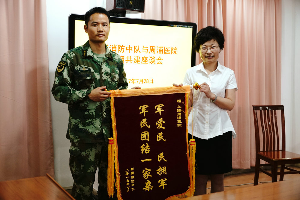 L:?7年?7年7月28日施庆红书记带队慰问公安机关干警及消防官兵挑选 - 官网.JPG