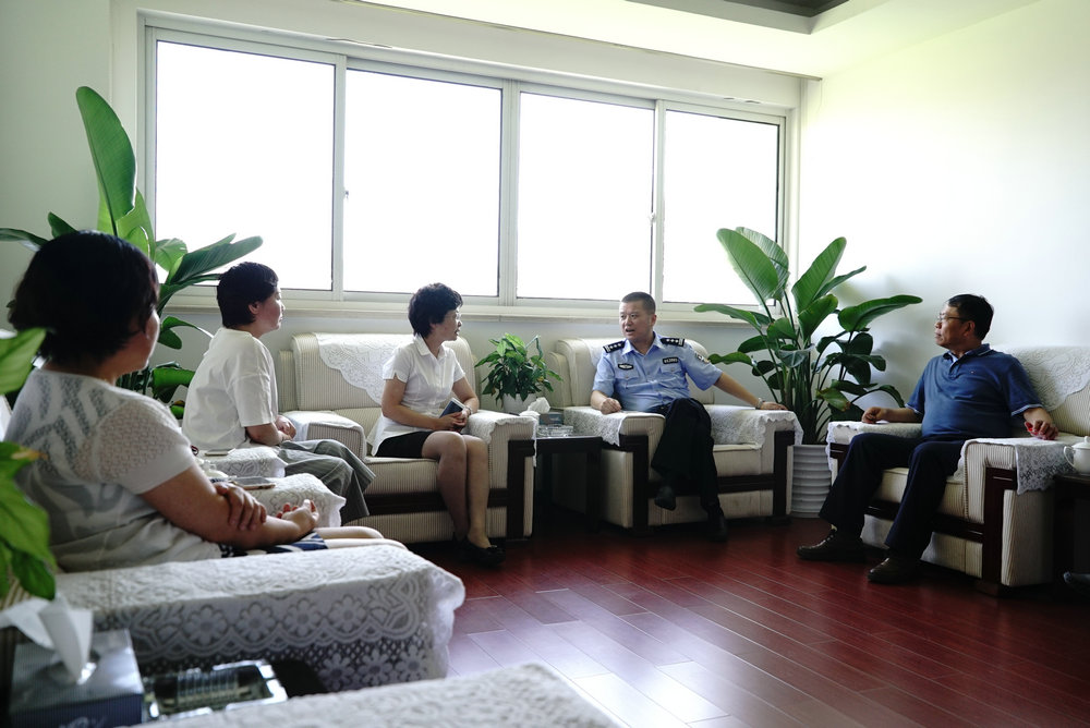 L:?7年?7年7月28日施庆红书记带队慰问公安机关干警及消防官兵挑选 - 官网.JPG